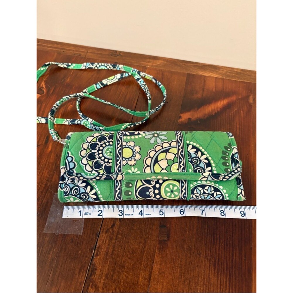 VERA BRADLEY Sleek Wallet Crossbody Cupcake Green 10613-021 - Picture 3 of 12